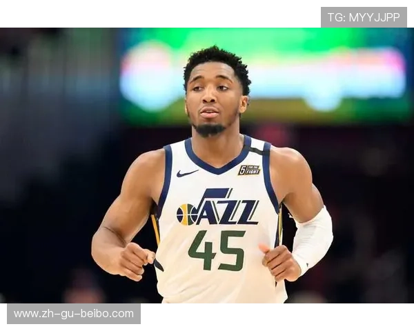 比赛结束米切尔携女友可可琼斯离场 肉感身材引球迷热议